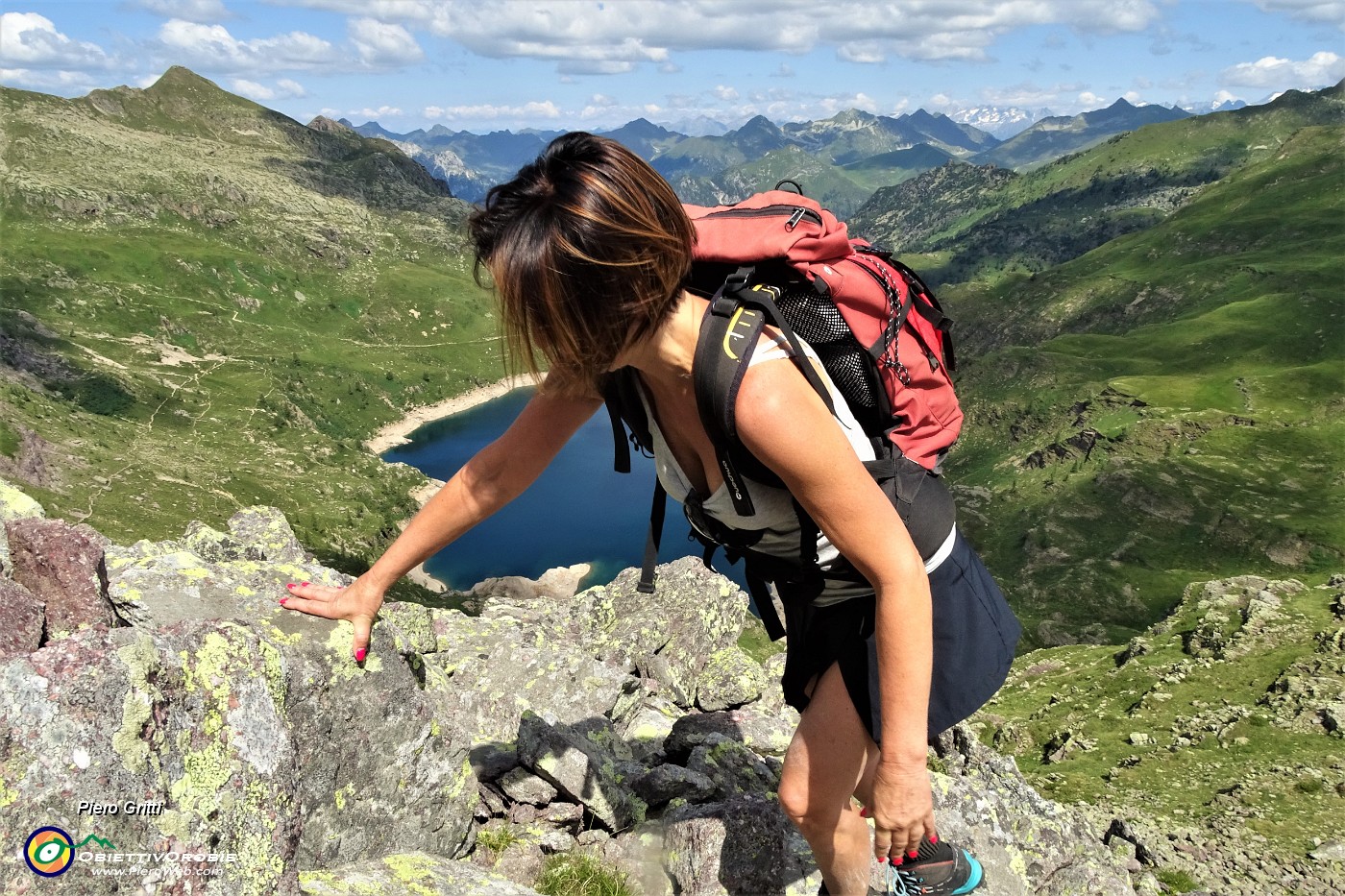 43 Ultimo tratto per la cima del Pizzo Camilla  impegnativo su roccette con uso delle mani.JPG